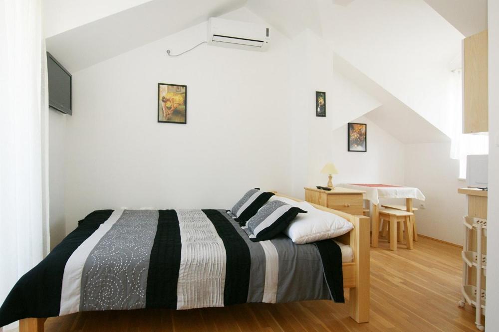 Villa Trio Srima Buitenkant foto